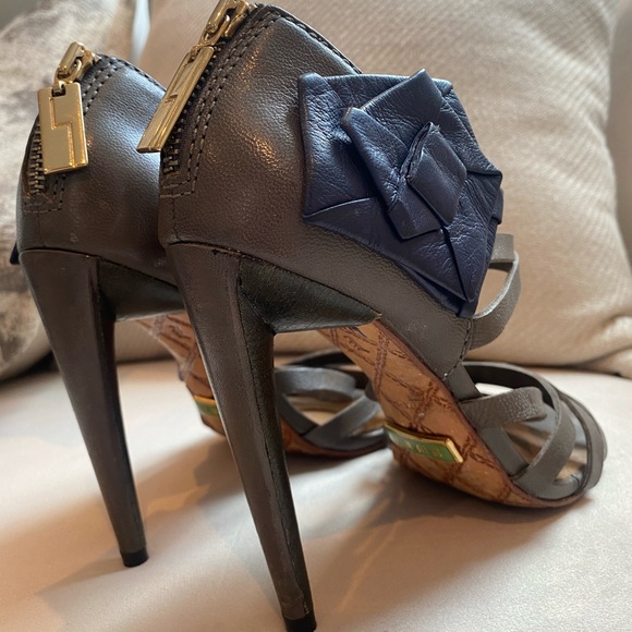 L.A.M.B grey leather sandals with navy blue ankle flower sz 5.5 - Picture 8 of 8